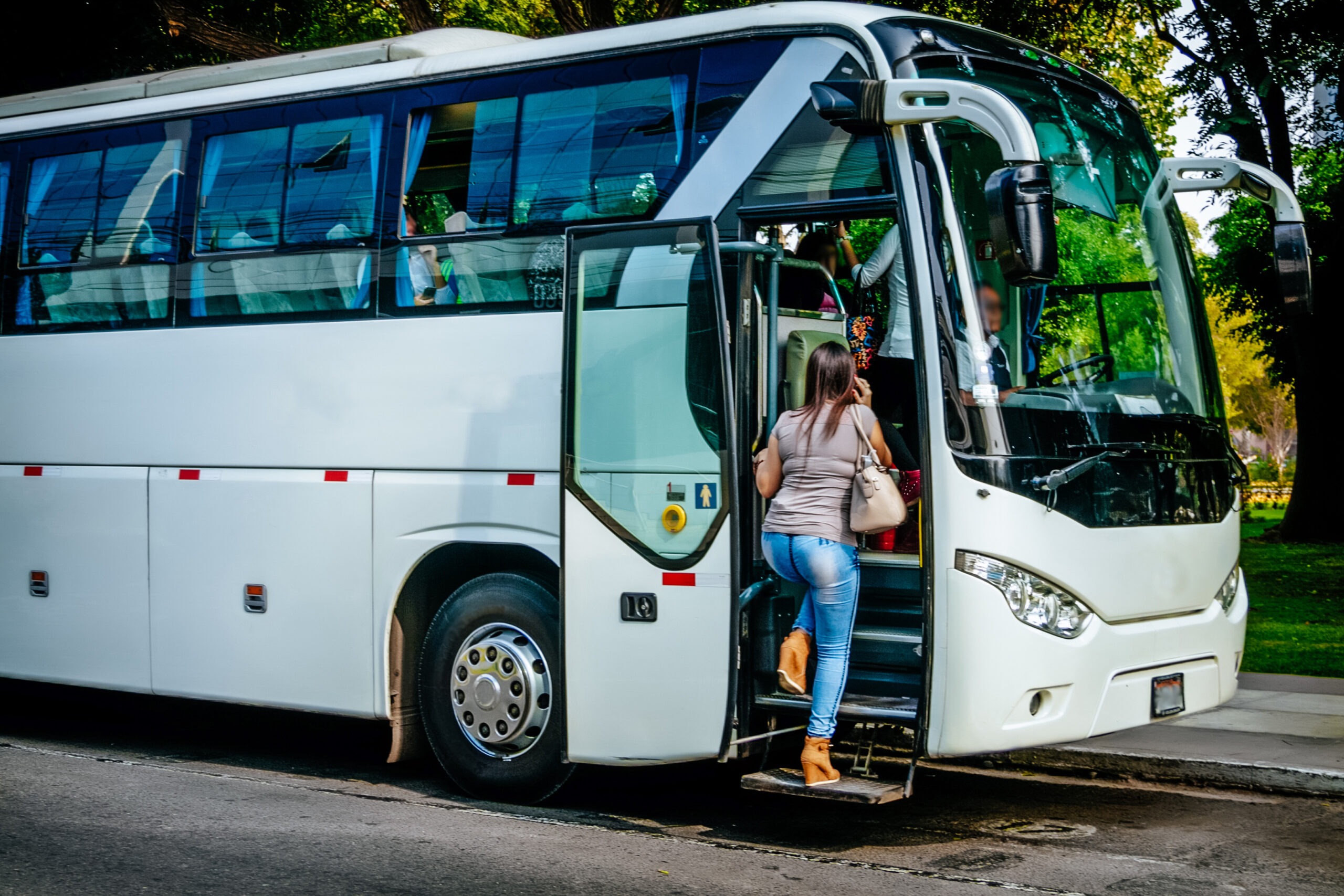 passager entrant dans un bus